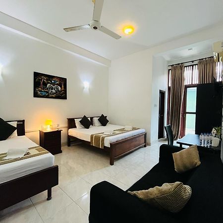 Hotel Blue Bird Negombo Exteriör bild