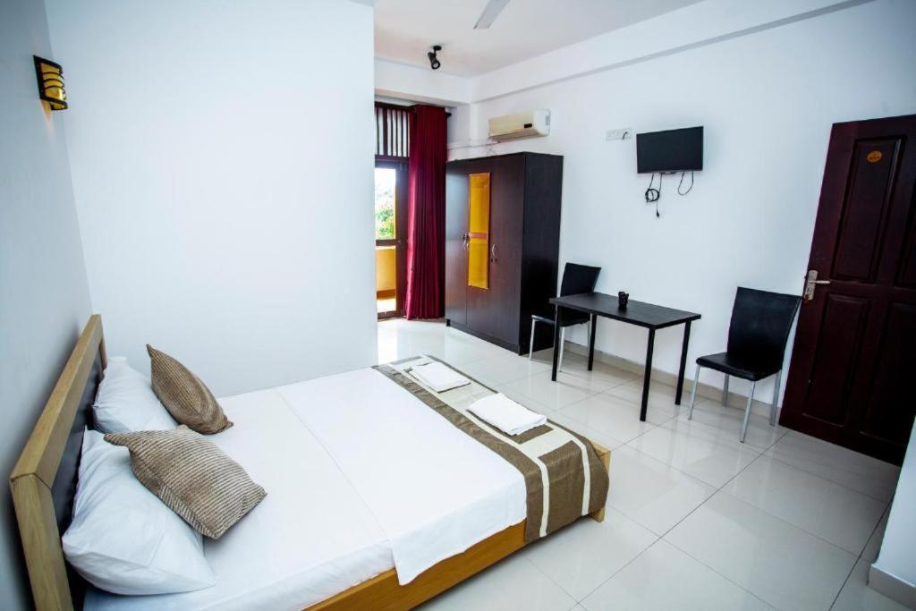 Hotel Blue Bird Negombo Exteriör bild