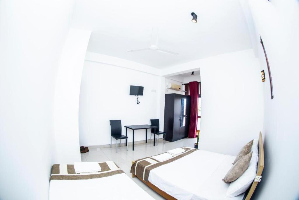 Hotel Blue Bird Negombo Exteriör bild