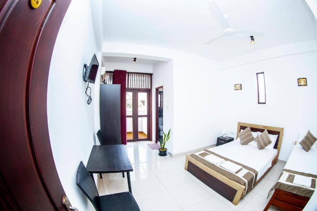 Hotel Blue Bird Negombo Exteriör bild