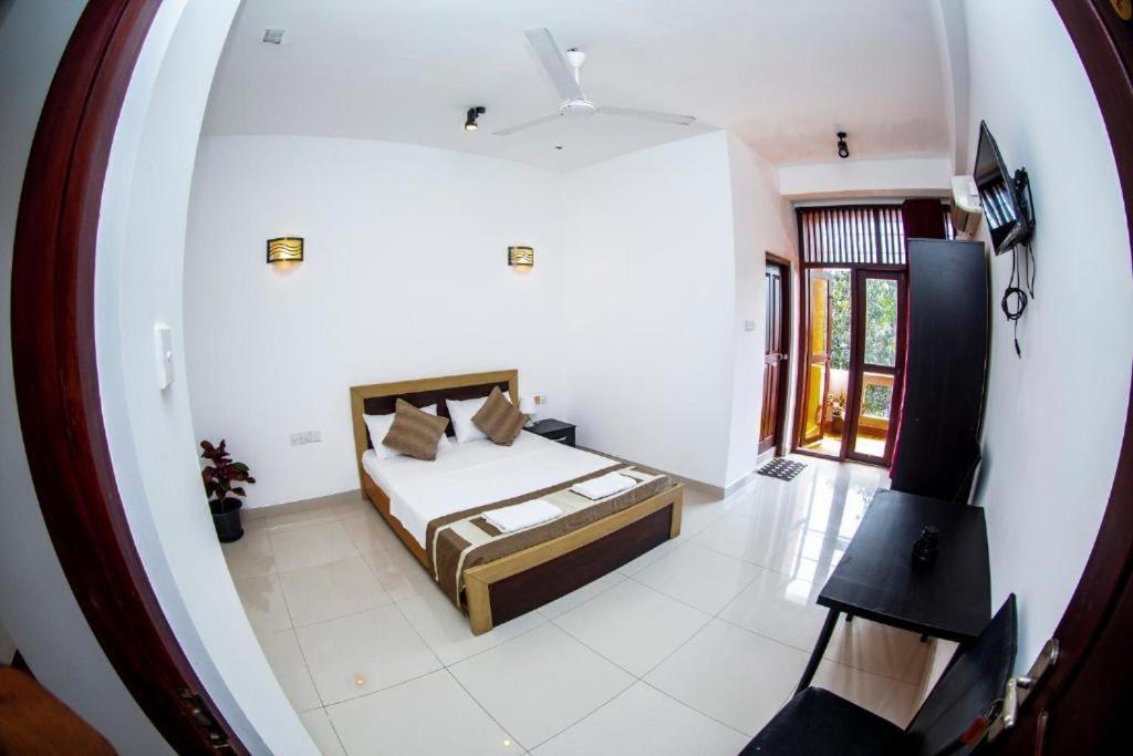 Hotel Blue Bird Negombo Exteriör bild