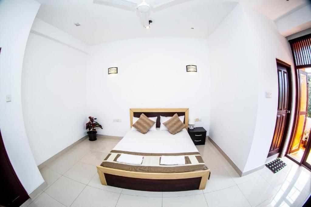 Hotel Blue Bird Negombo Exteriör bild