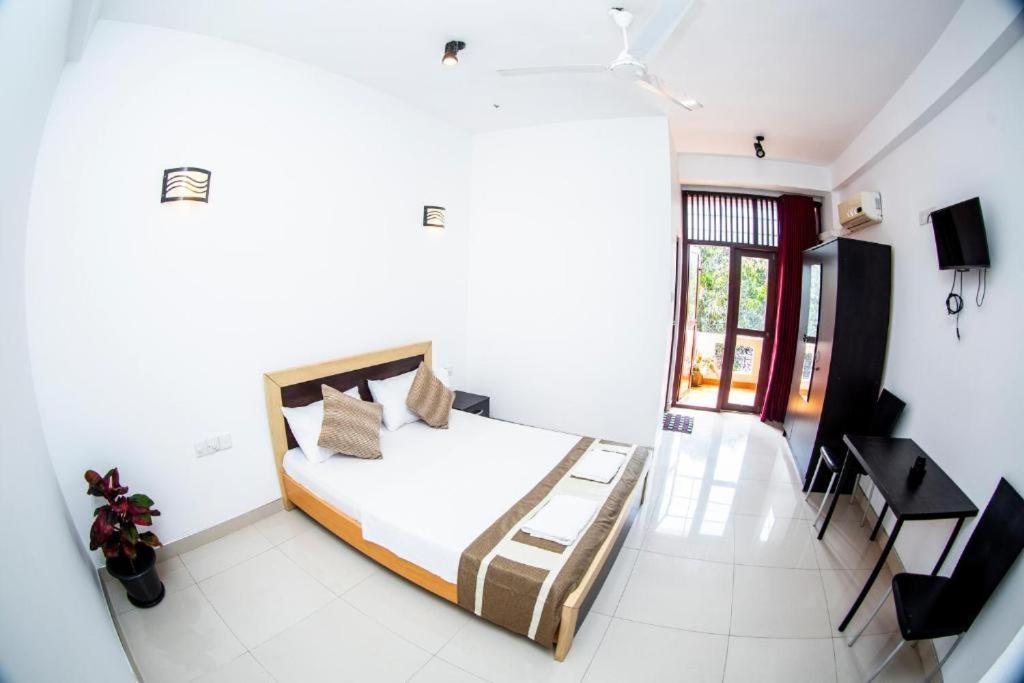 Hotel Blue Bird Negombo Exteriör bild