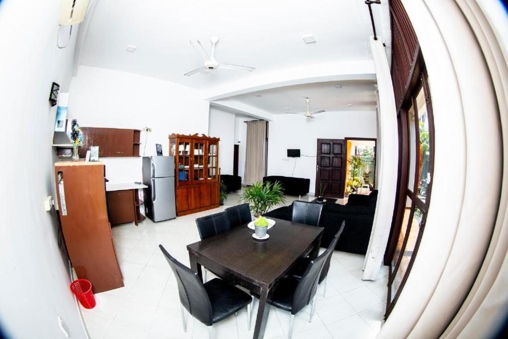 Hotel Blue Bird Negombo Exteriör bild