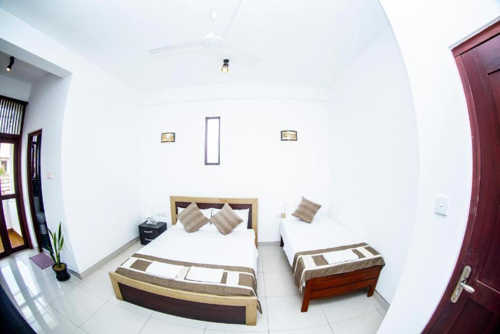 Hotel Blue Bird Negombo Exteriör bild