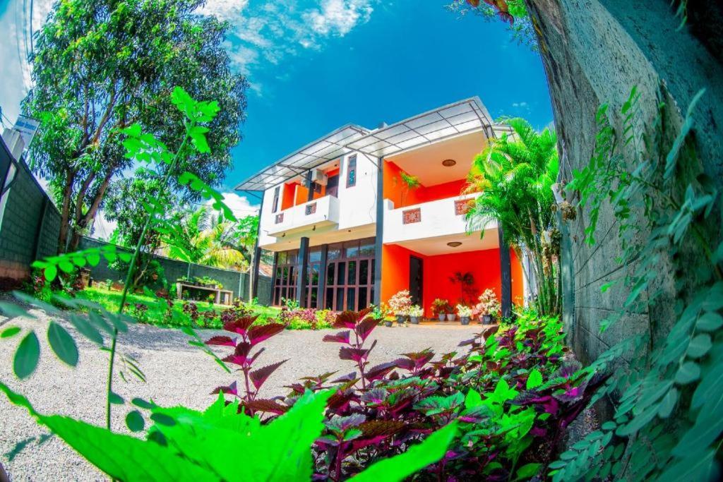 Hotel Blue Bird Negombo Exteriör bild