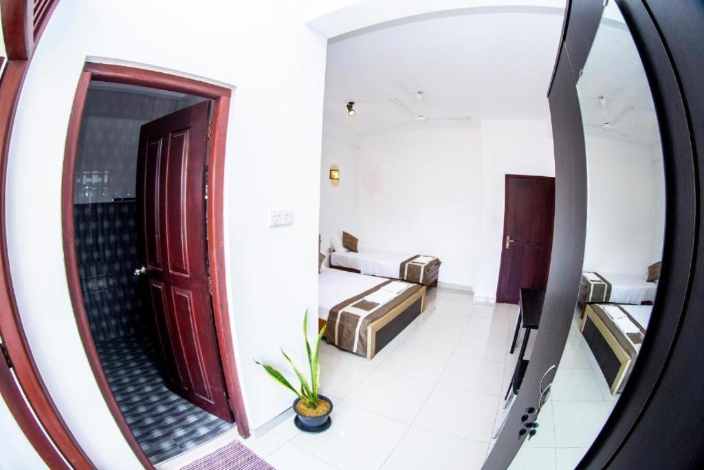 Hotel Blue Bird Negombo Exteriör bild