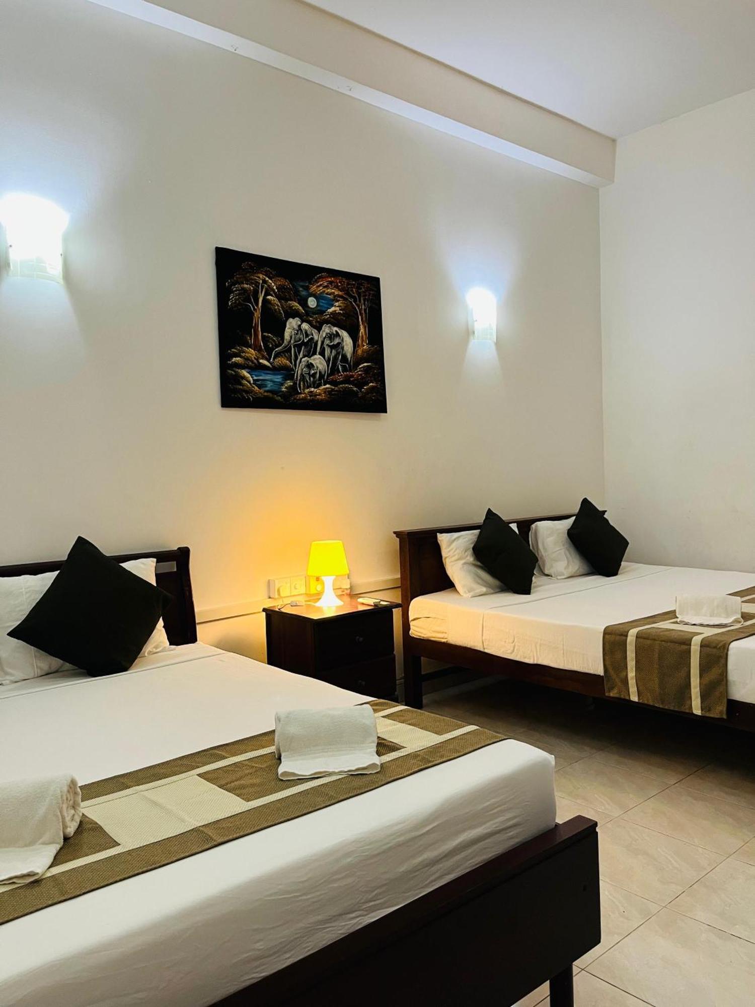 Hotel Blue Bird Negombo Exteriör bild