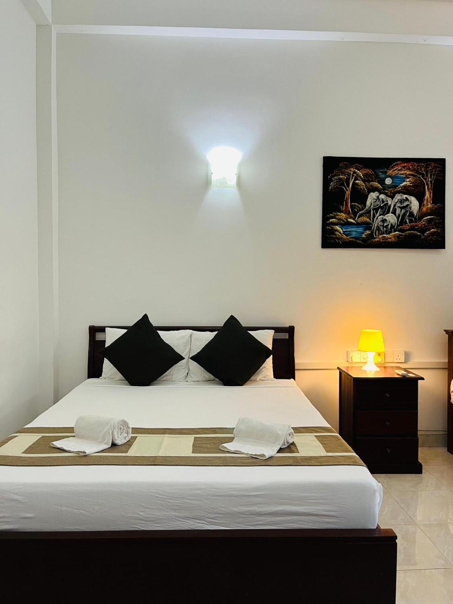 Hotel Blue Bird Negombo Exteriör bild