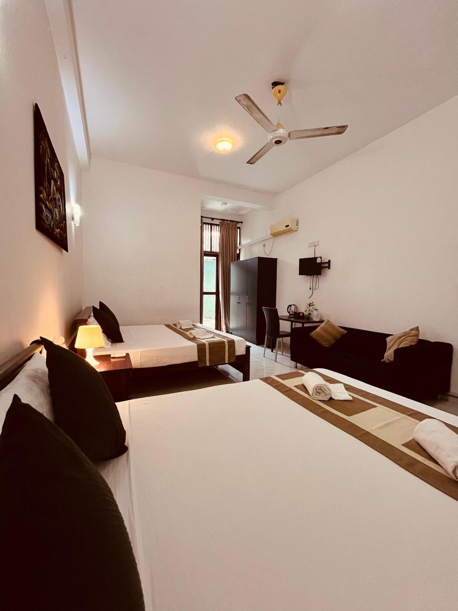 Hotel Blue Bird Negombo Exteriör bild