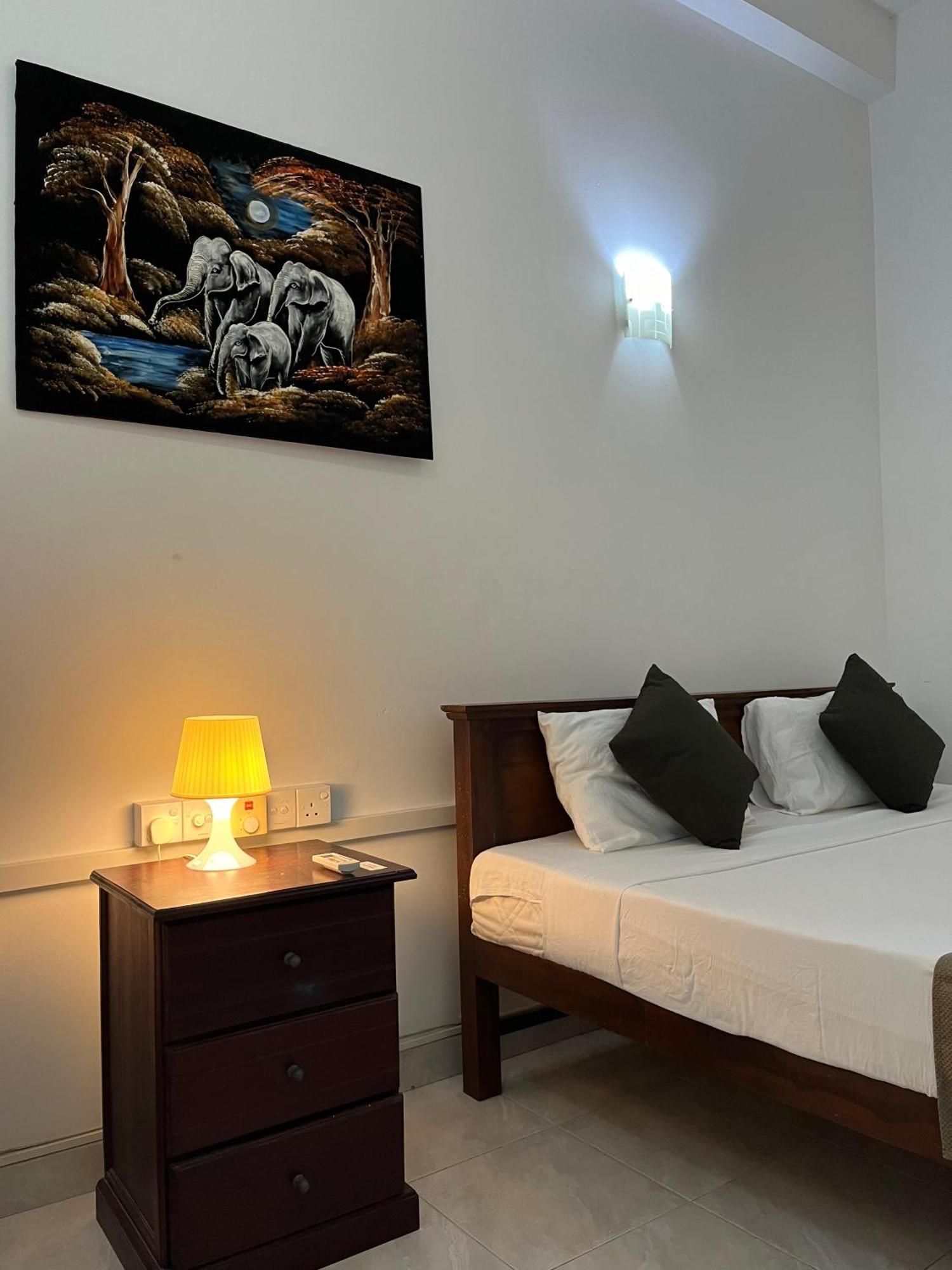 Hotel Blue Bird Negombo Exteriör bild