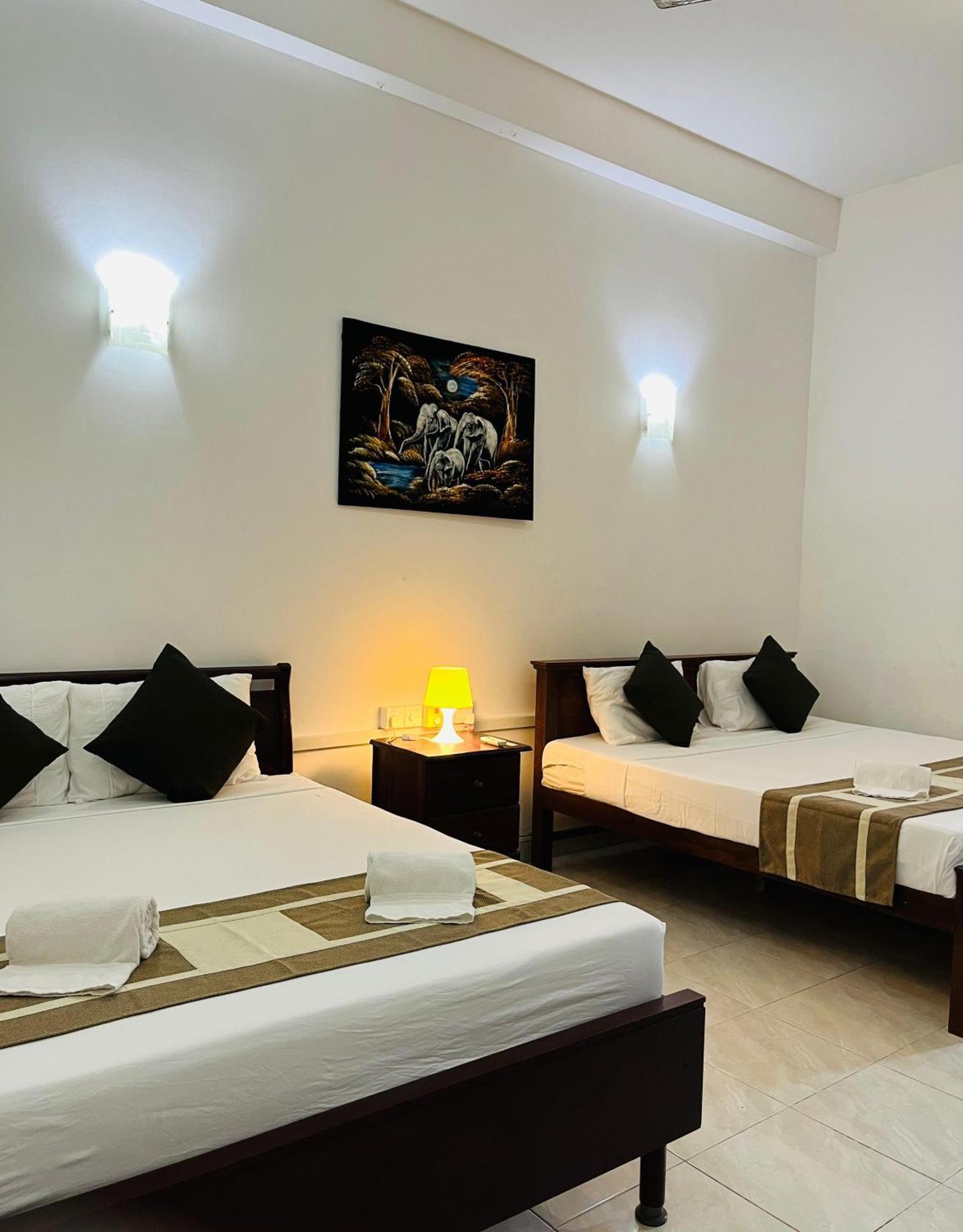 Hotel Blue Bird Negombo Exteriör bild