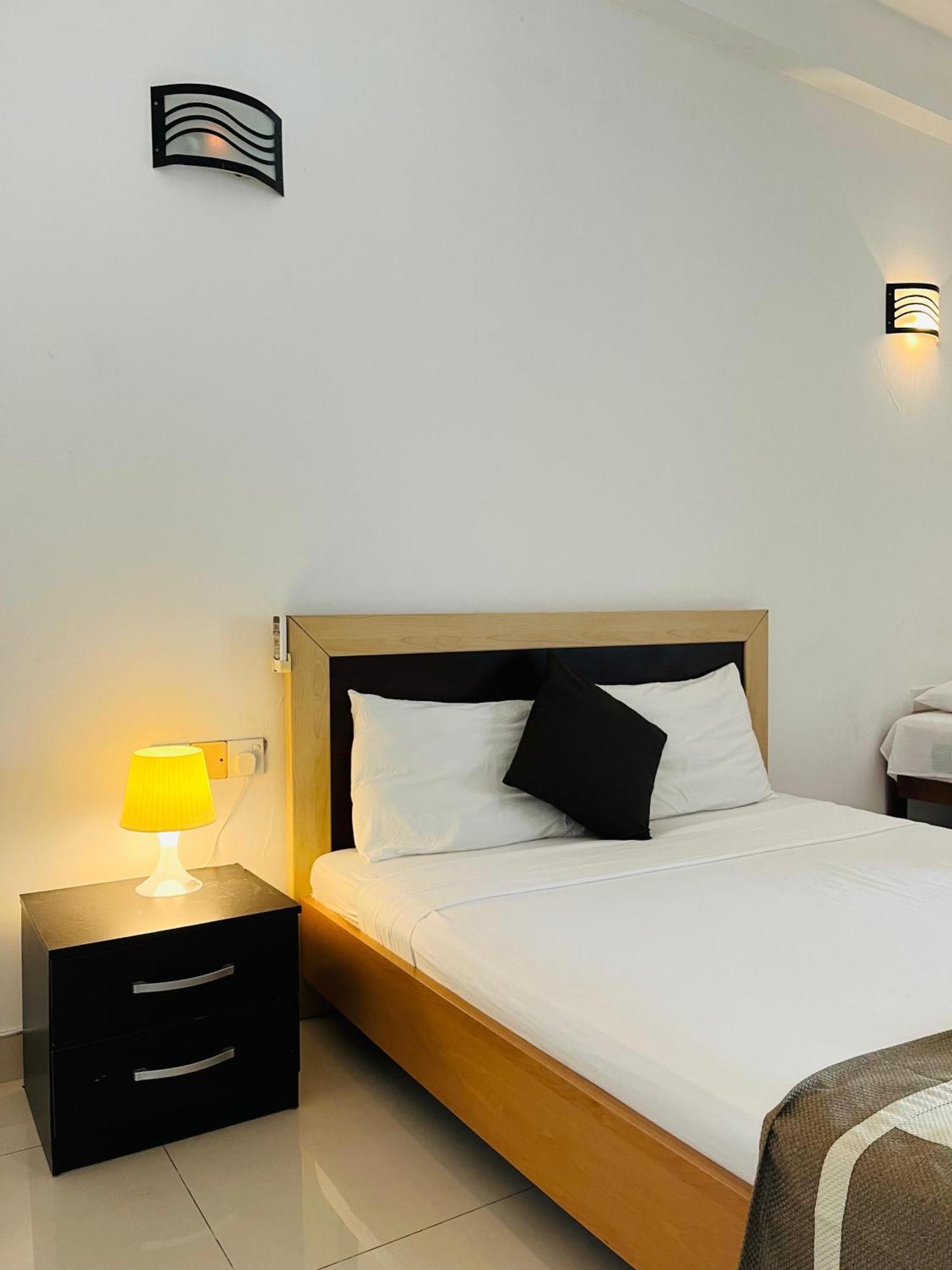 Hotel Blue Bird Negombo Exteriör bild