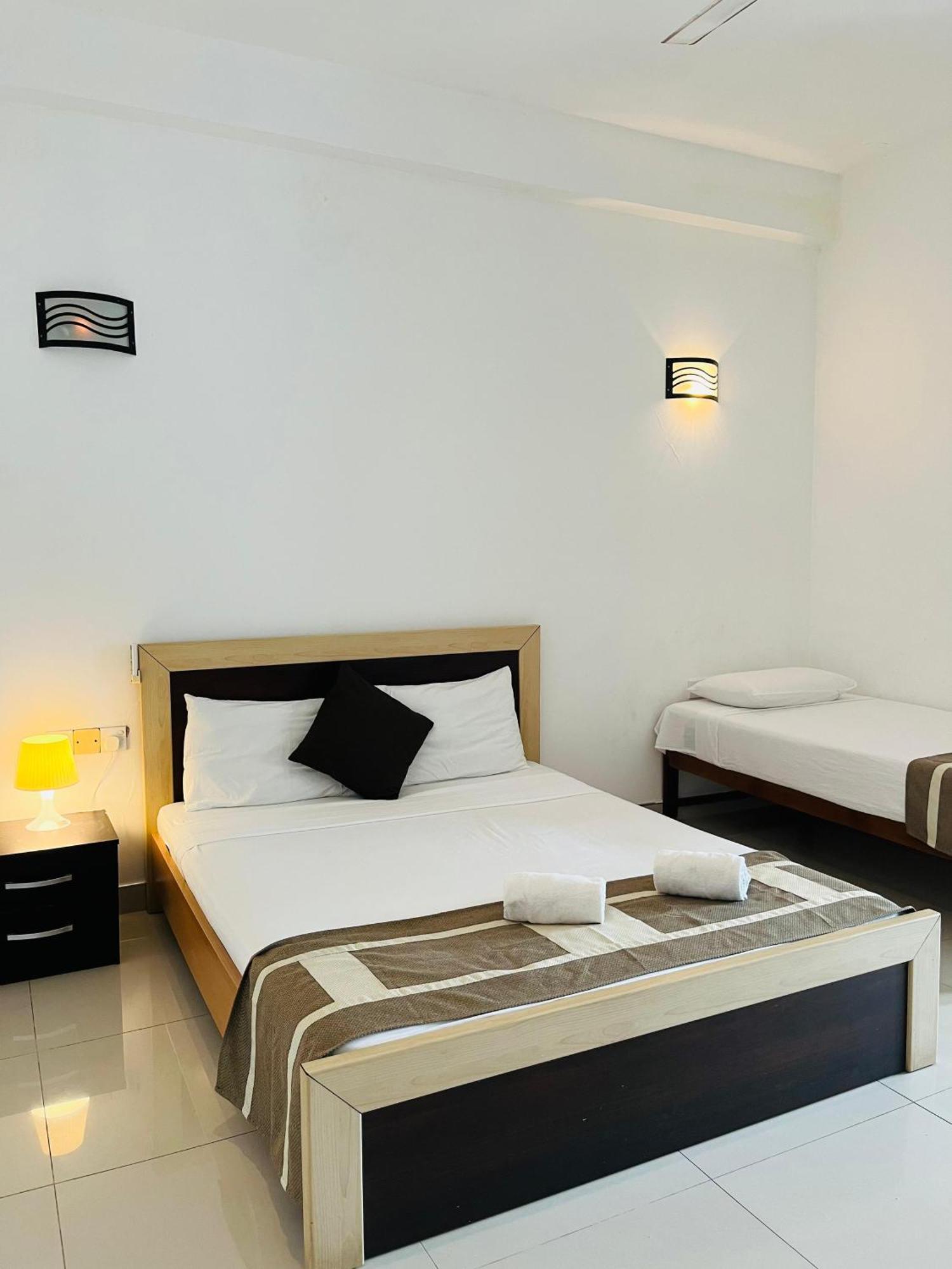 Hotel Blue Bird Negombo Exteriör bild