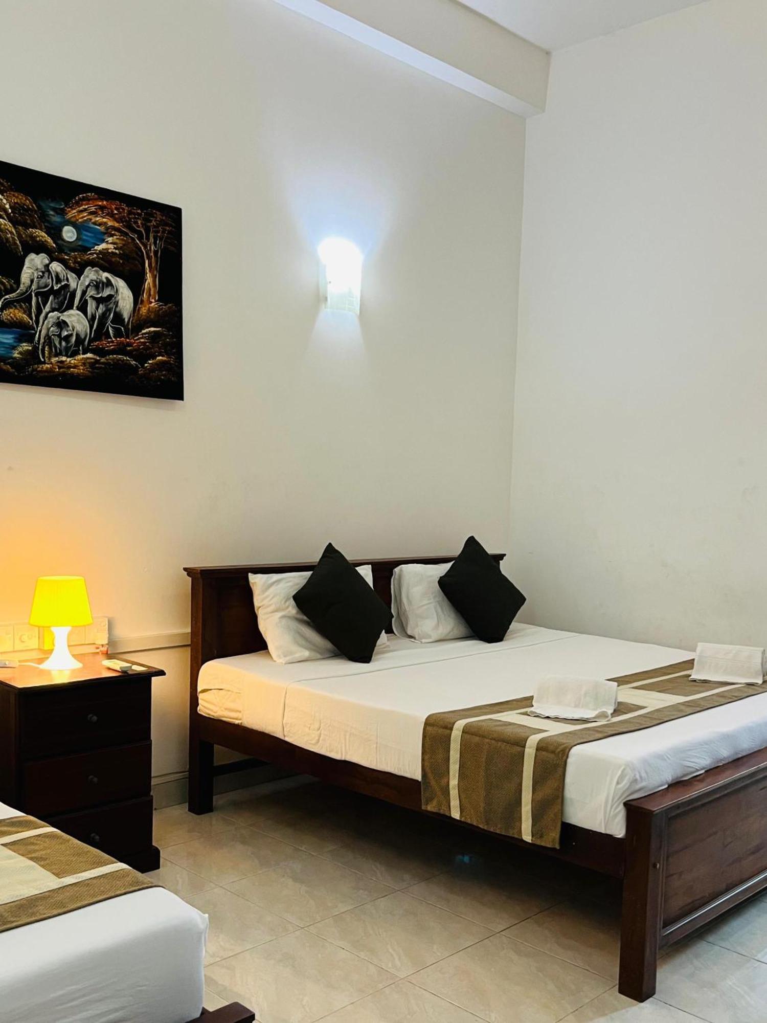 Hotel Blue Bird Negombo Exteriör bild
