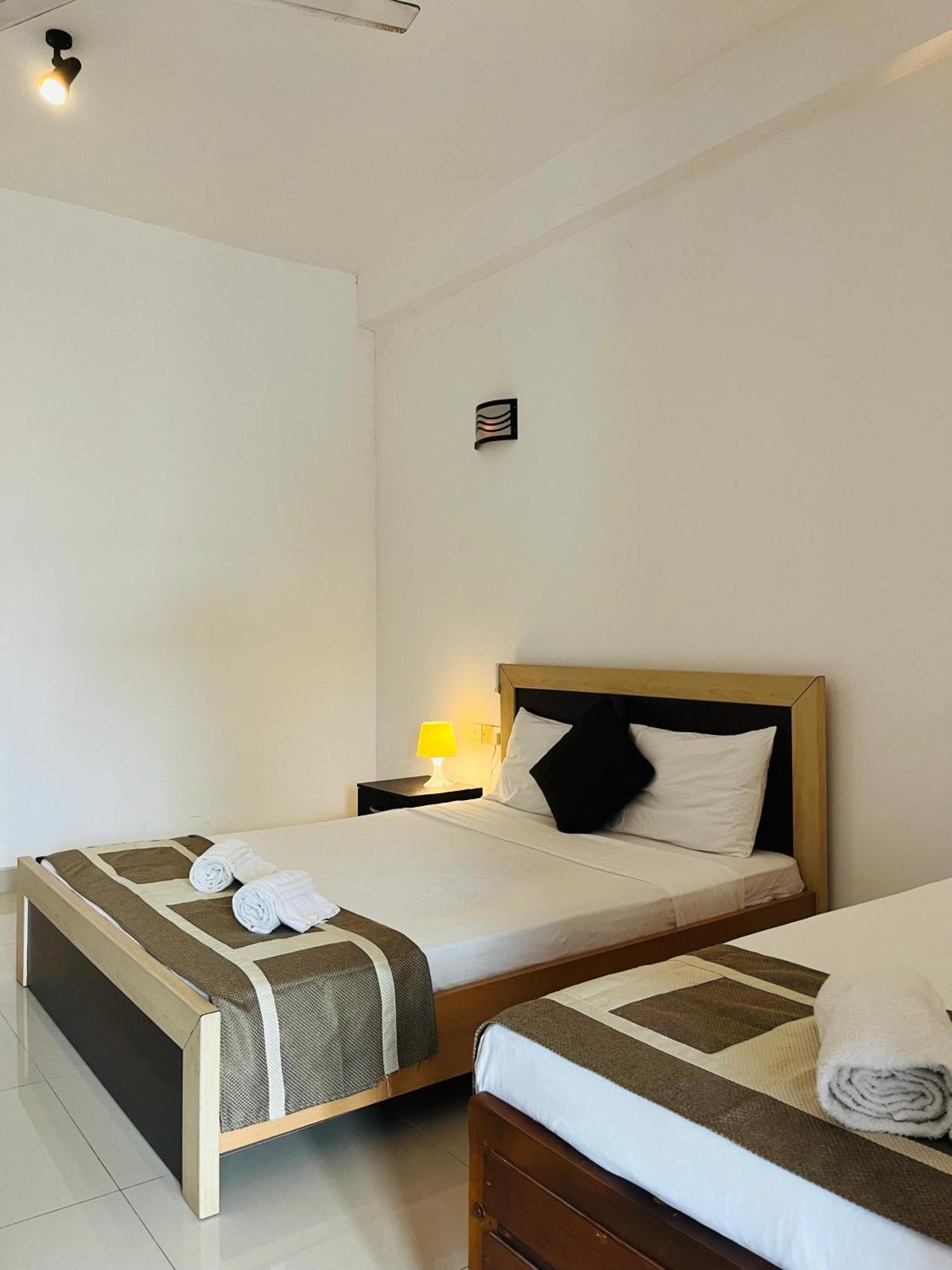 Hotel Blue Bird Negombo Exteriör bild