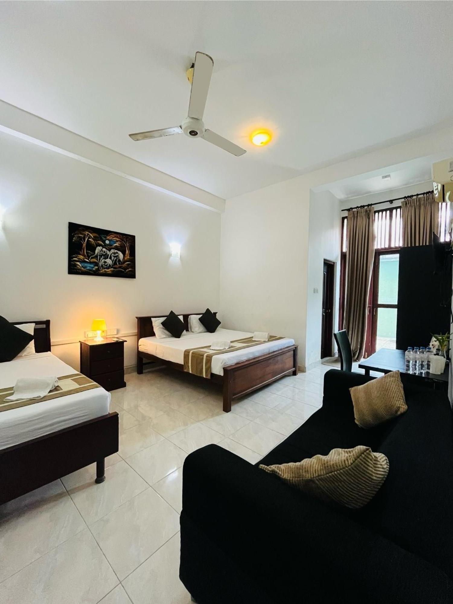 Hotel Blue Bird Negombo Exteriör bild